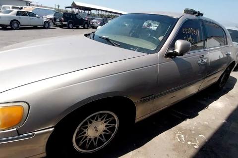 Photo of 2002 Lincoln Town Car