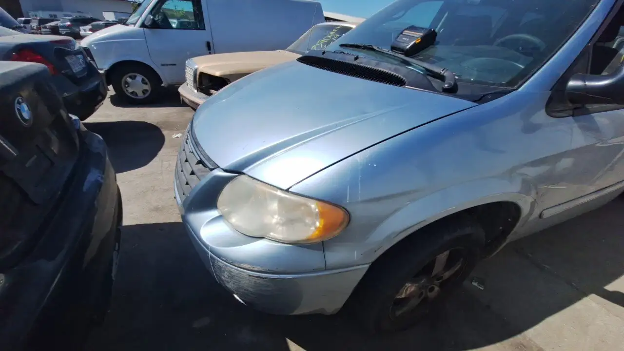 Photo of 2005 Chrysler Town & Country