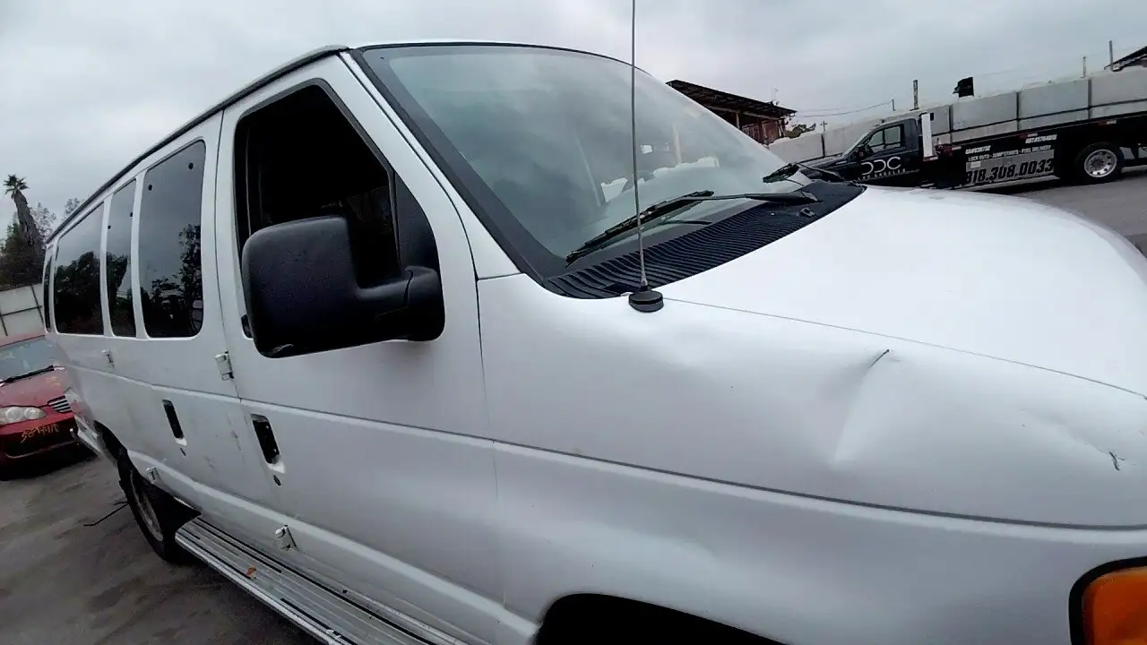 Photo of 2003 Ford E-350 Club Wagon
