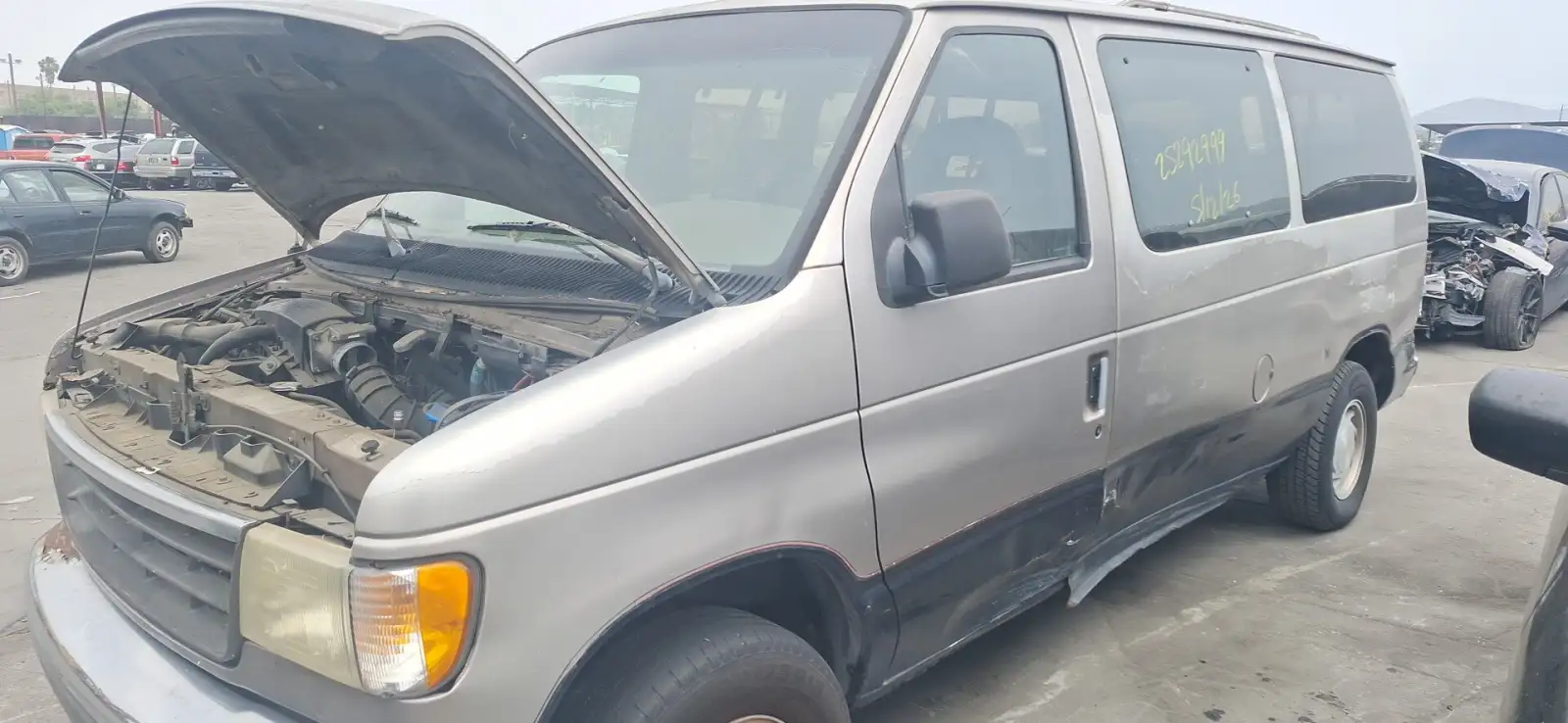Photo of 1995 Ford E-150 Econoline Club Wagon