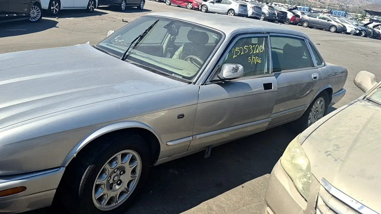 Photo of 2000 Jaguar Xj8
