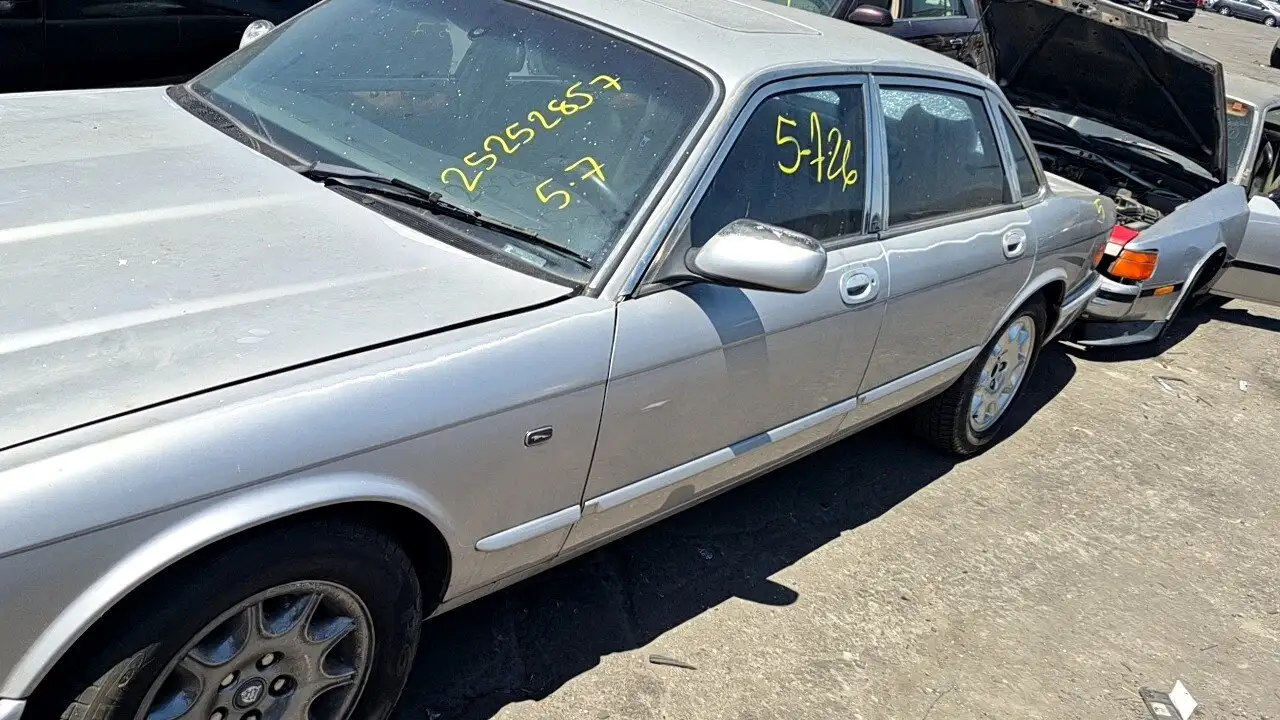 Photo of 2000 Jaguar Xj8