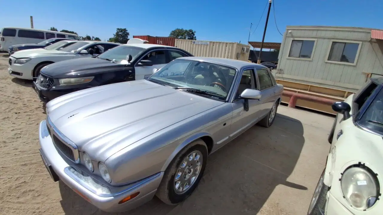 Photo of 2000 Jaguar Xj8