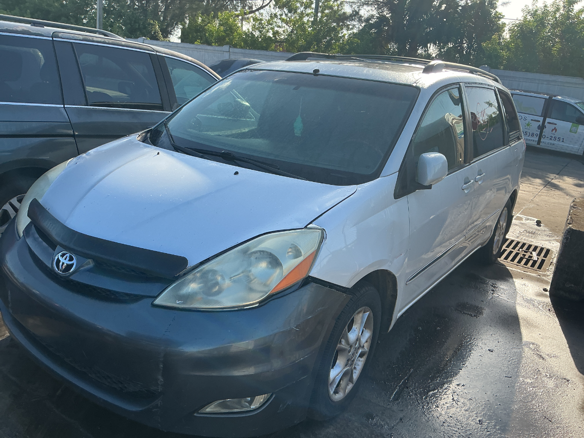 Photo of 2006 Toyota Sienna