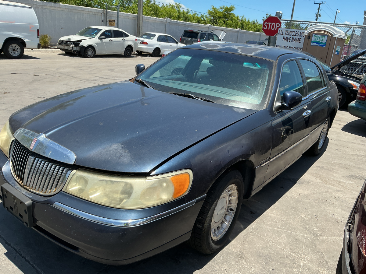 Photo of 2001 Lincoln Town Car