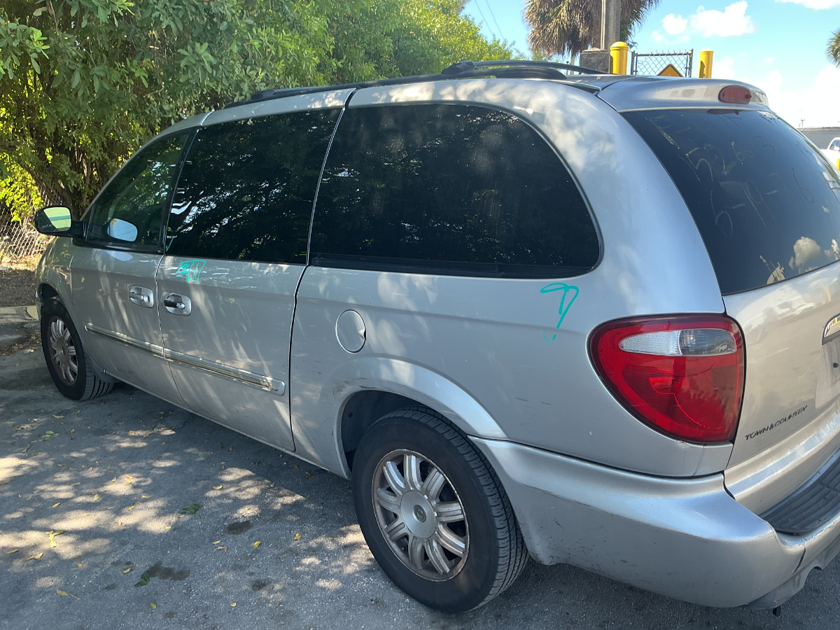 Photo of 2006 Chrysler Town & Country