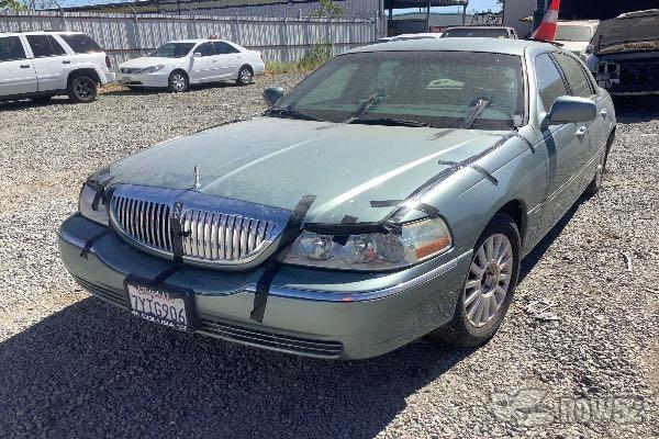 Photo of 2004 Lincoln Town Car