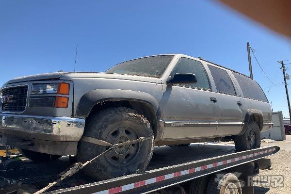 Photo of 1999 GMC Suburban