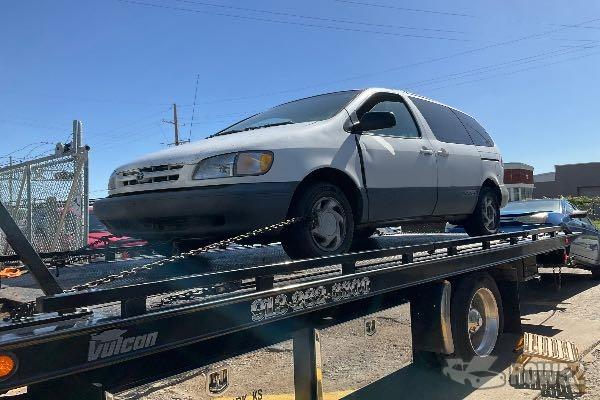 Photo of 1999 Toyota Sienna
