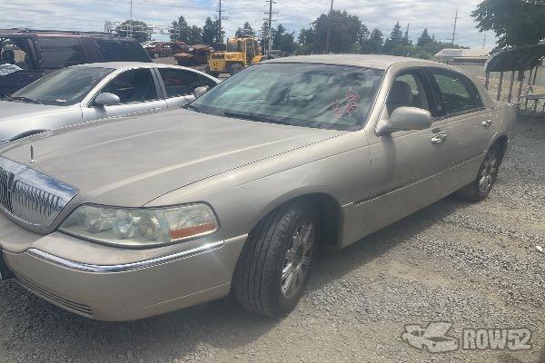 Photo of 2005 Lincoln Town Car