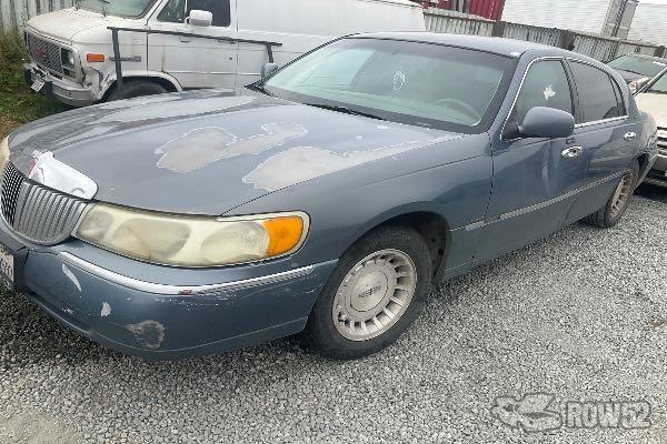 Photo of 1999 Lincoln Town Car