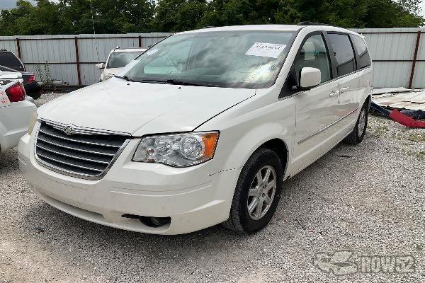 Photo of 2010 Chrysler Town & Country