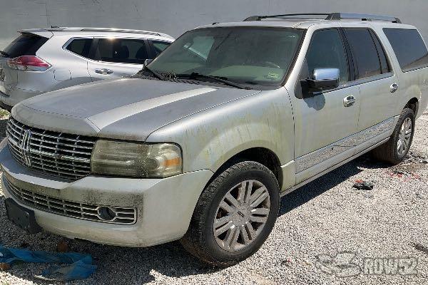 Photo of 2010 Lincoln Navigator L