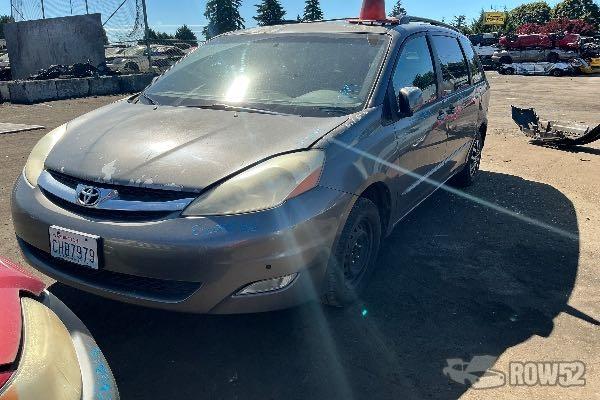 Photo of 2005 Toyota Sienna