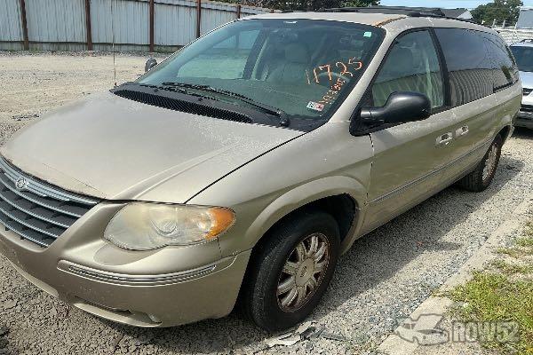Photo of 2005 Chrysler Town & Country