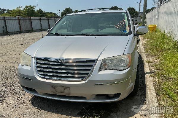 Photo of 2010 Chrysler Town & Country