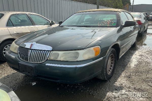 Photo of 2001 Lincoln Town Car