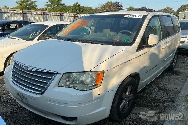 Photo of 2010 Chrysler Town & Country
