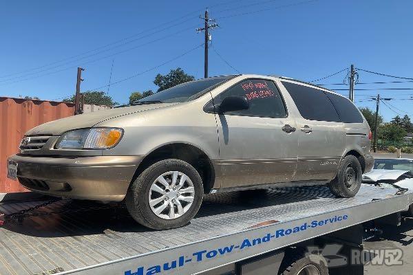 Photo of 2000 Toyota Sienna