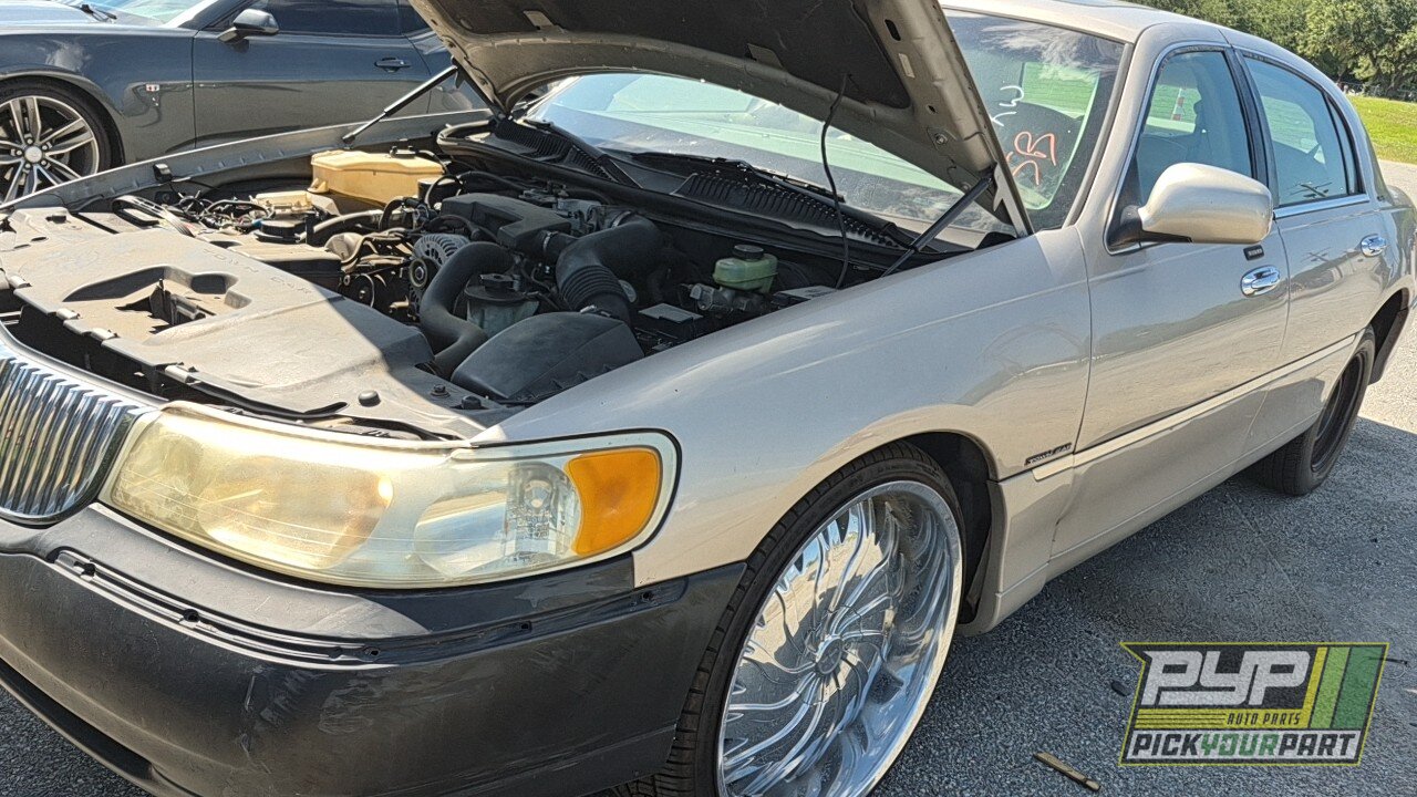 Photo of 2002 Lincoln Town Car