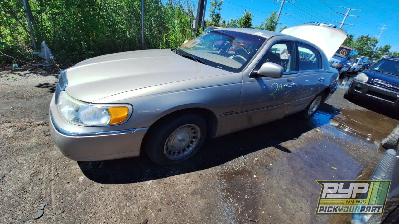 Photo of 2002 Lincoln Town Car
