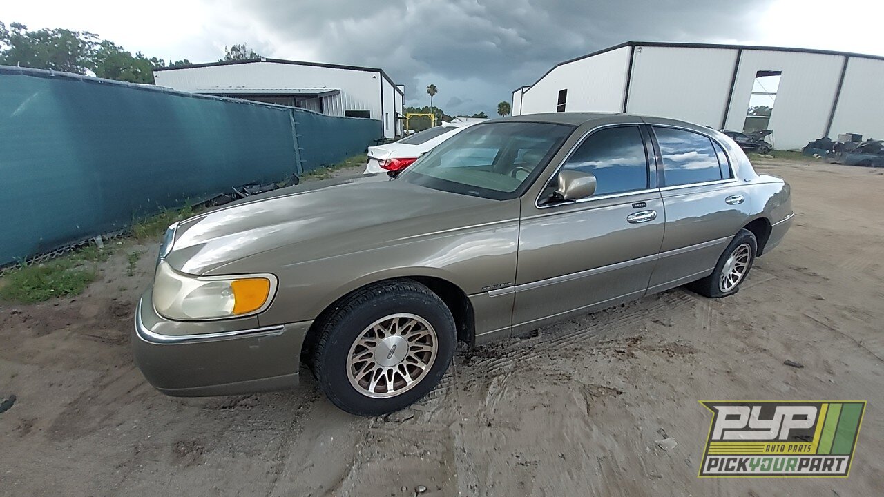 Photo of 2001 Lincoln Town Car