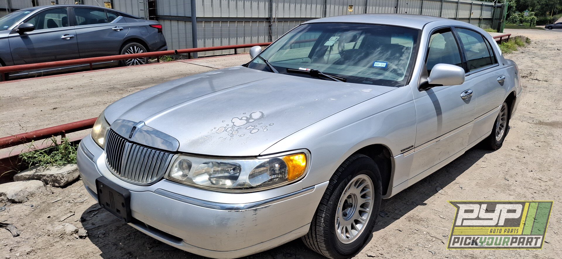 Photo of 1999 Lincoln Town Car