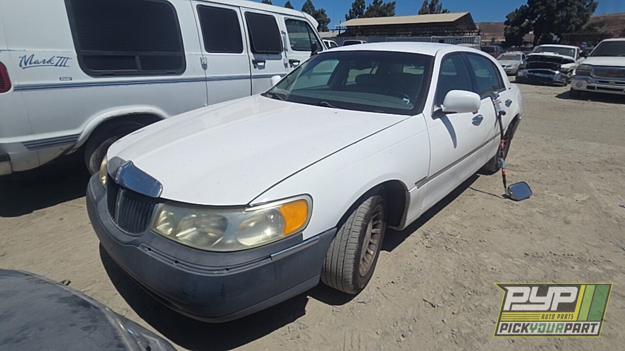 Photo of 2001 Lincoln Town Car