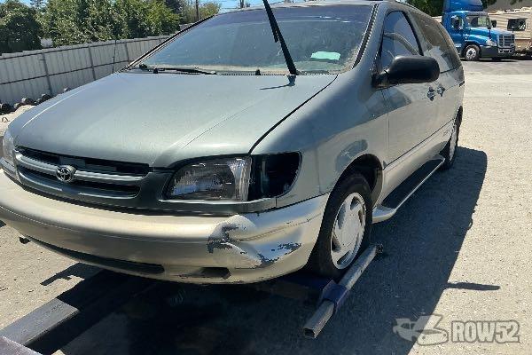 Photo of 1999 Toyota Sienna