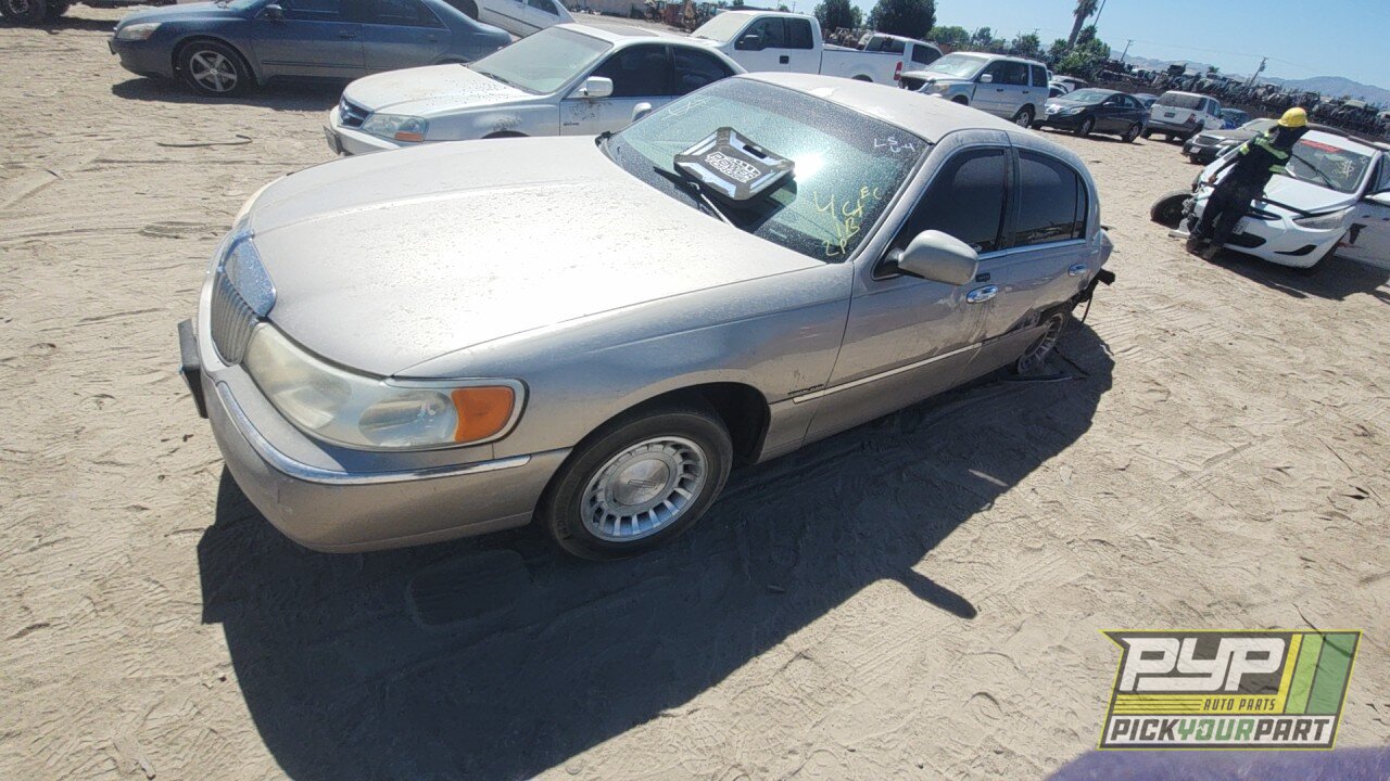 Photo of 2002 Lincoln Town Car