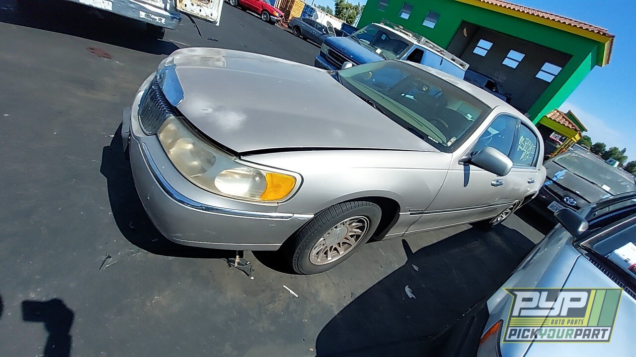 Photo of 2000 Lincoln Town Car