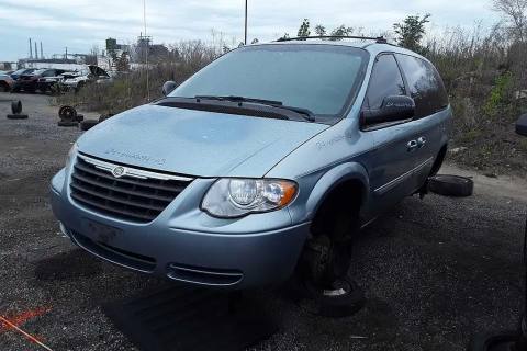 Photo of 2005 Chrysler Town & Country
