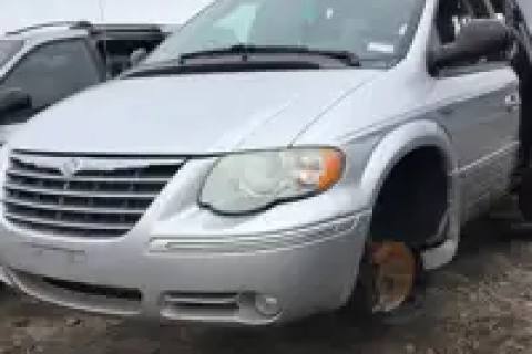 Photo of 2005 Chrysler Town & Country