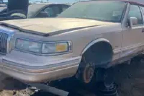 Photo of 1996 Ford Lincoln & Town Car