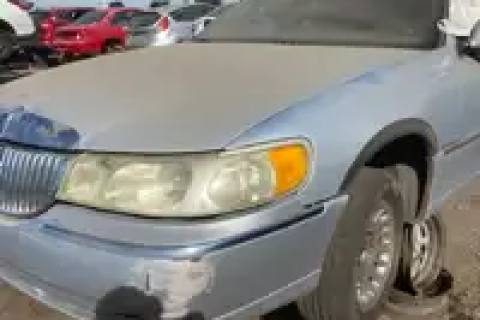 Photo of 2002 Ford Lincoln & Town Car