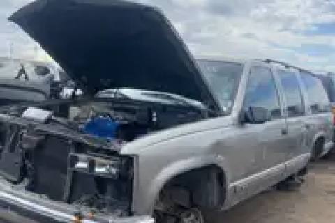 Photo of 1999 General Motors Suburban 1500