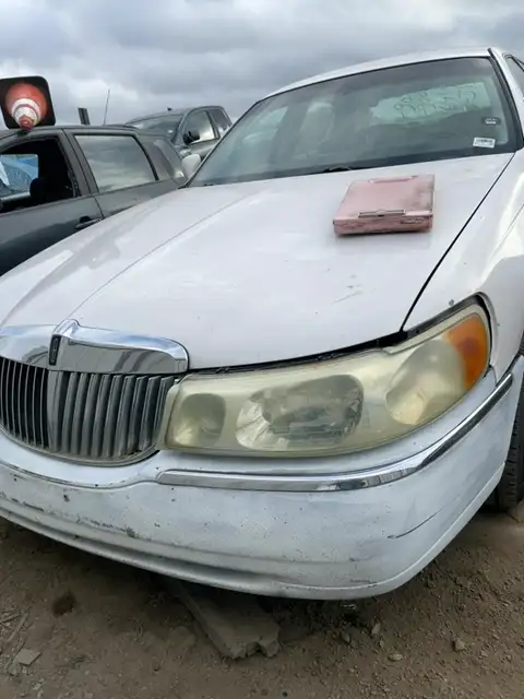Photo of 1999 Lincoln Town Car