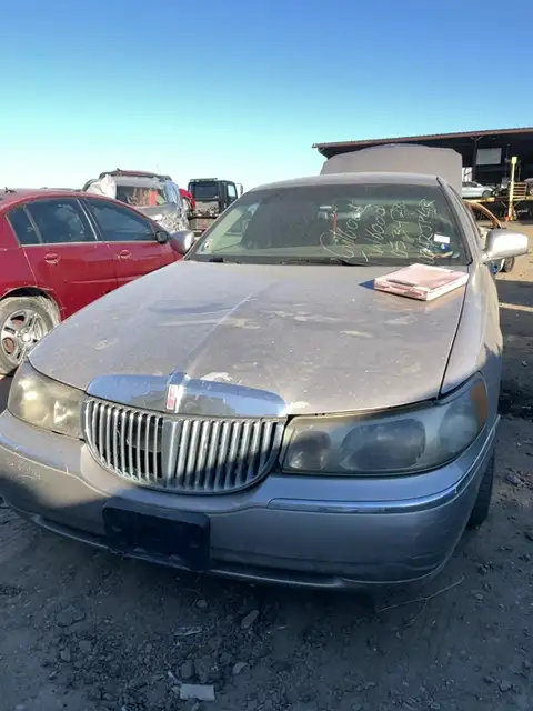 Photo of 2000 Lincoln Town Car