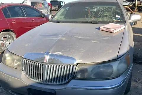Photo of 2000 Lincoln Town Car
