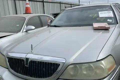 Photo of 2006 Lincoln Town Car