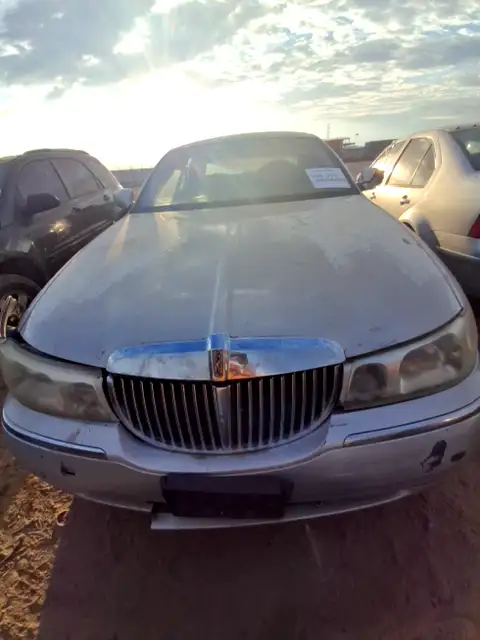 Photo of 2001 Lincoln Town Car