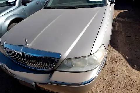 Photo of 2005 Lincoln Town Car