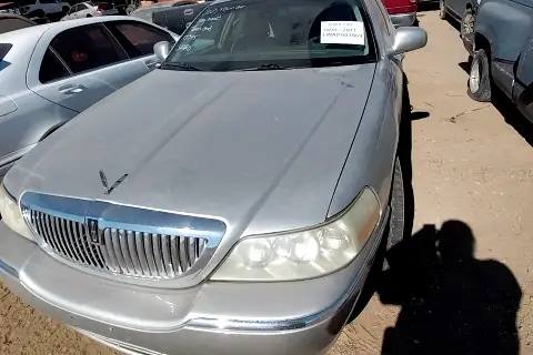 Photo of 2003 Lincoln Town Car