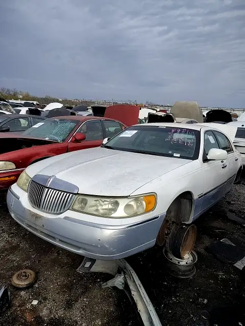 Photo of 2001 Lincoln Town Car