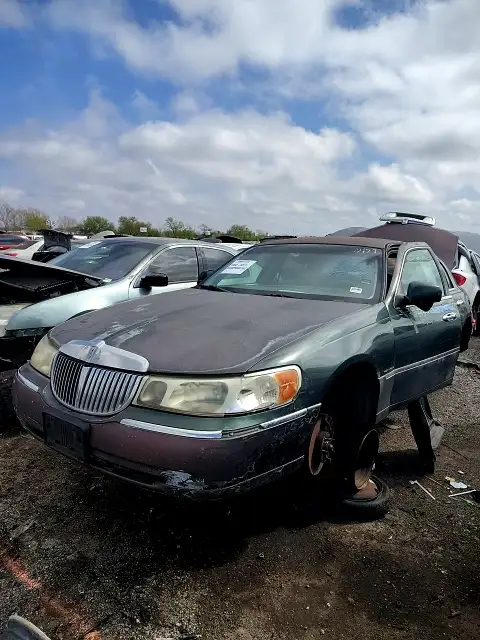 Photo of 2001 Lincoln Town Car