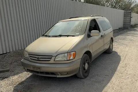 Photo of 2002 Toyota Sienna