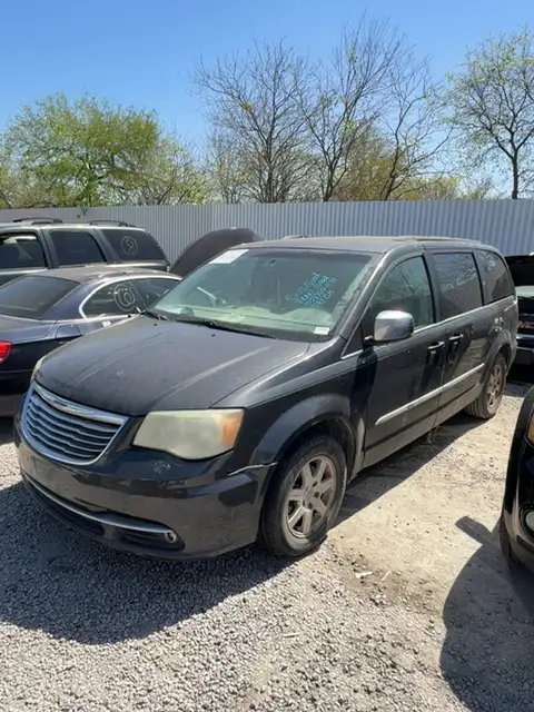 Photo of 2011 Chrysler Town & Country