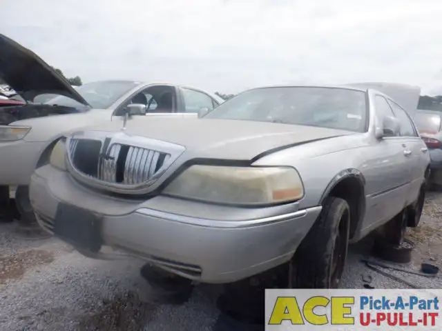 Photo of 2003 Lincoln Town Car