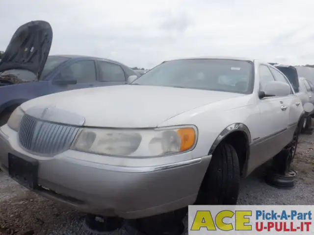 Photo of 2000 Lincoln Town Car